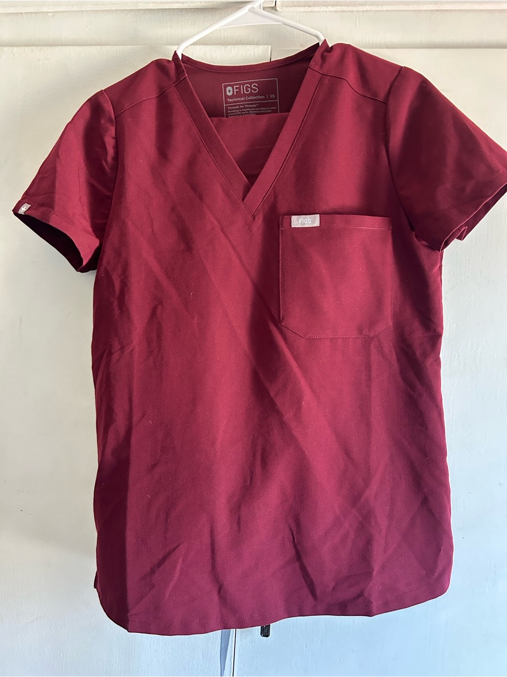 Figs Women’s Short Sleeve V-Neck Top and Pant in Burgundy